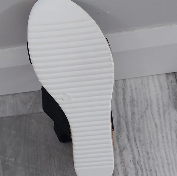 Women’s Black Elastic Strap Platform Sandals - Picture 4 of 4